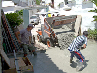 Photo while workers work with laying down the foundations