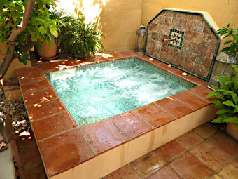Plunge pool in maroccan style with fountain