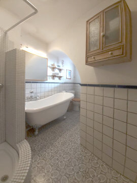 Bathroom renovation in tradicional style